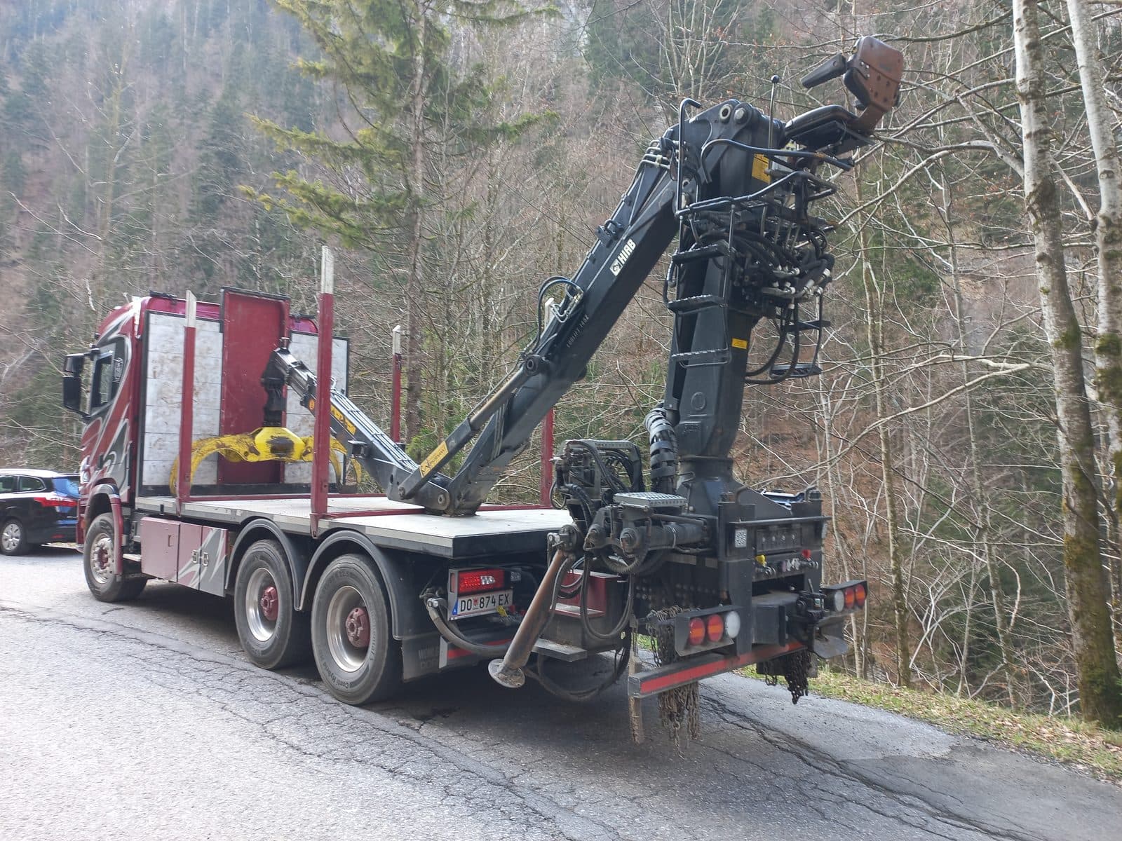 Nákladní automobil s hydraulickou rukou pro nakládku kulatiny