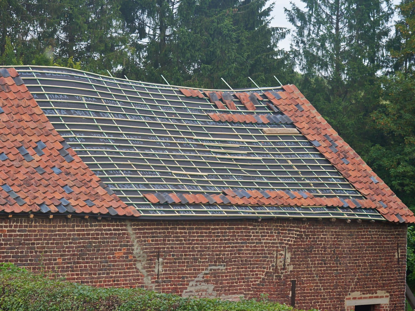 Střešní latě a kontralatě na pojistné hydroizolaci před pokládkou krytiny